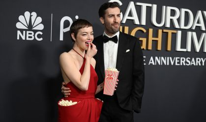 Emma Stone usa vestido com pipoca para aniversário de 50 anos do SNL