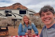 Lembra dele? Erik Marmo acampa entre cânions nos EUA com esposa