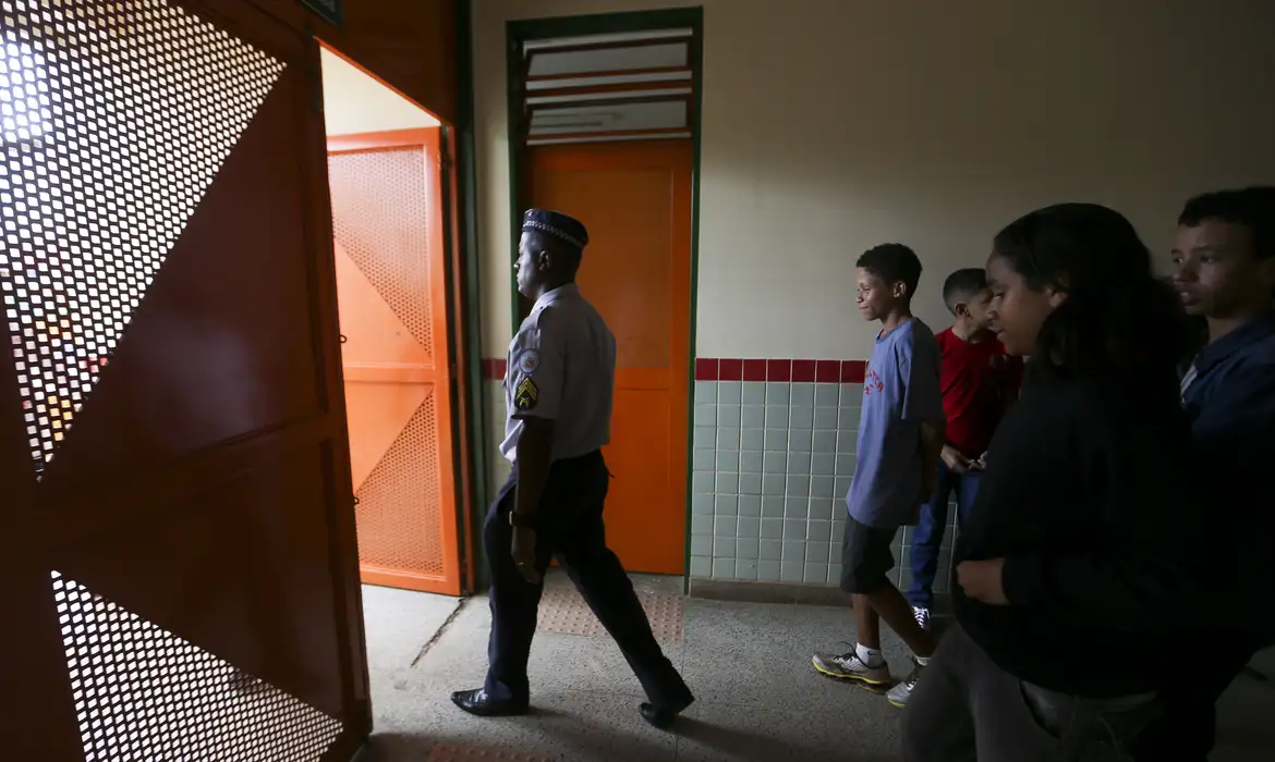 Exército é obrigado a adotar cotas em colégios militares; entenda | cnn brasil