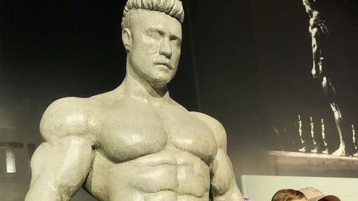 Estátua de Chris Bumstead em evento realizado em Miami