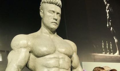 Cbum ganha estátua em evento com milhares de pessoas; veja