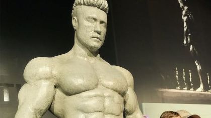 Estátua de Chris Bumstead em evento realizado em Miami