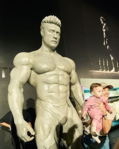 Estátua de Chris Bumstead em evento realizado em Miami • Reprodução/Instagram Gymshark