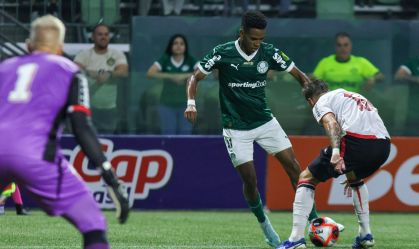 Palmeiras vira, vence Botafogo e segue vivo no Paulistão