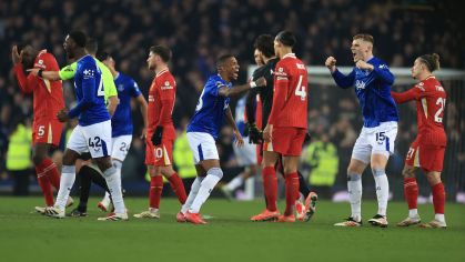 Jogadores do Everton comemoram a confirmação do gol do empate nos acréscimos contra o Liverpool