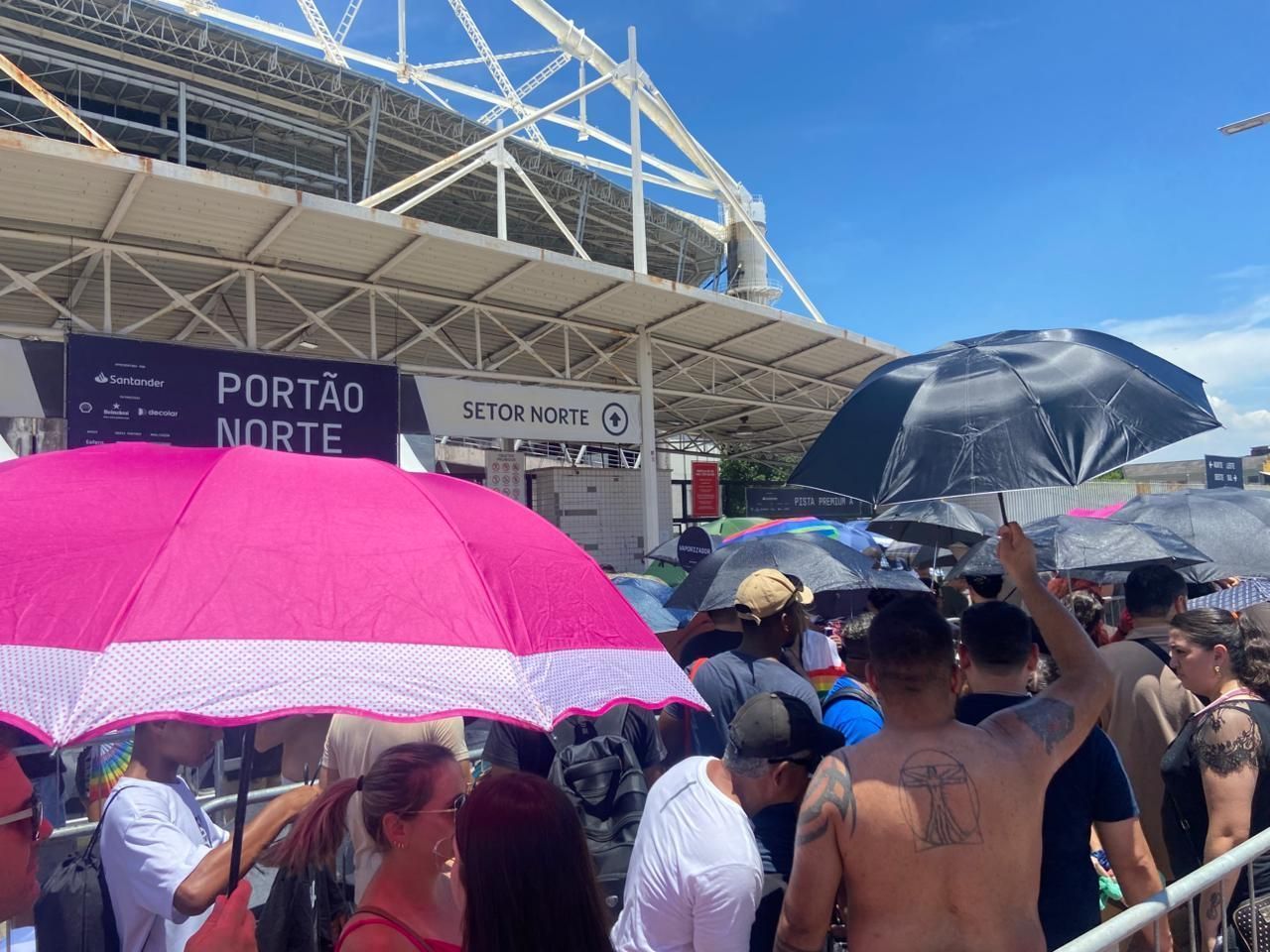 Shakira: fãs enfrentam altas temperaturas à espera de show no Rio | CNN