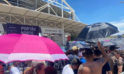 Shakira: fãs enfrentam altas temperaturas à espera de show no Rio