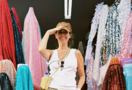 Fernanda Paes Leme faz compras para o Carnaval na rua 25 de Março