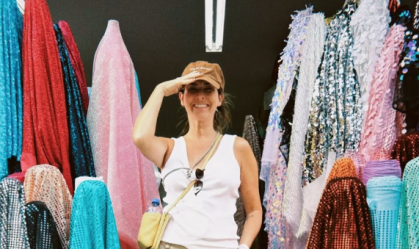 Fernanda Paes Leme faz compras para o Carnaval na rua 25 de Março