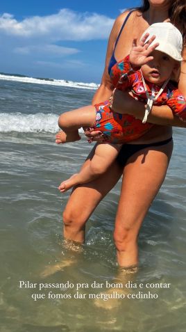 Fernanda Paes Leme publicou foto aproveitando praia com a filha • Instagram/Fernanda Paes Leme