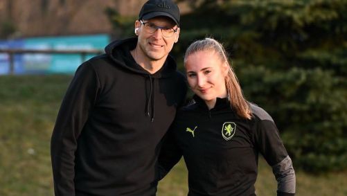 Petr Cech, ex-goleiro do Chelsea, com sua filha Adéla Cechová
