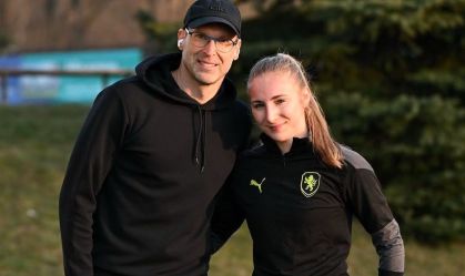 Petr Cech, ex-goleiro do Chelsea, com sua filha Adéla Cechová