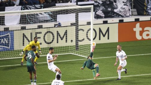 Roberto Firmino fez golaço de bicicleta em vitória do Al-Ahli