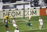 Firmino marca de bicicleta em vitória do Al-Ahli na Champions da Ásia