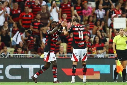 Gerson e Léo Ortiz comemoram um dos gols do Flamengo sobre o Maricá