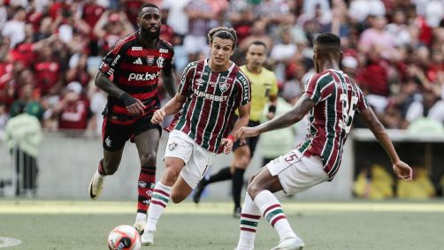 Lance de jogo entre Fluminense e Flamengo, pelo Campeonato Carioca