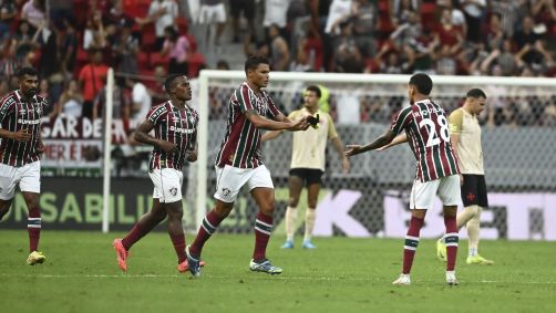 Thiago Silva comemora com jogadores do Fluminense um dos gols marcados contra o Vasco