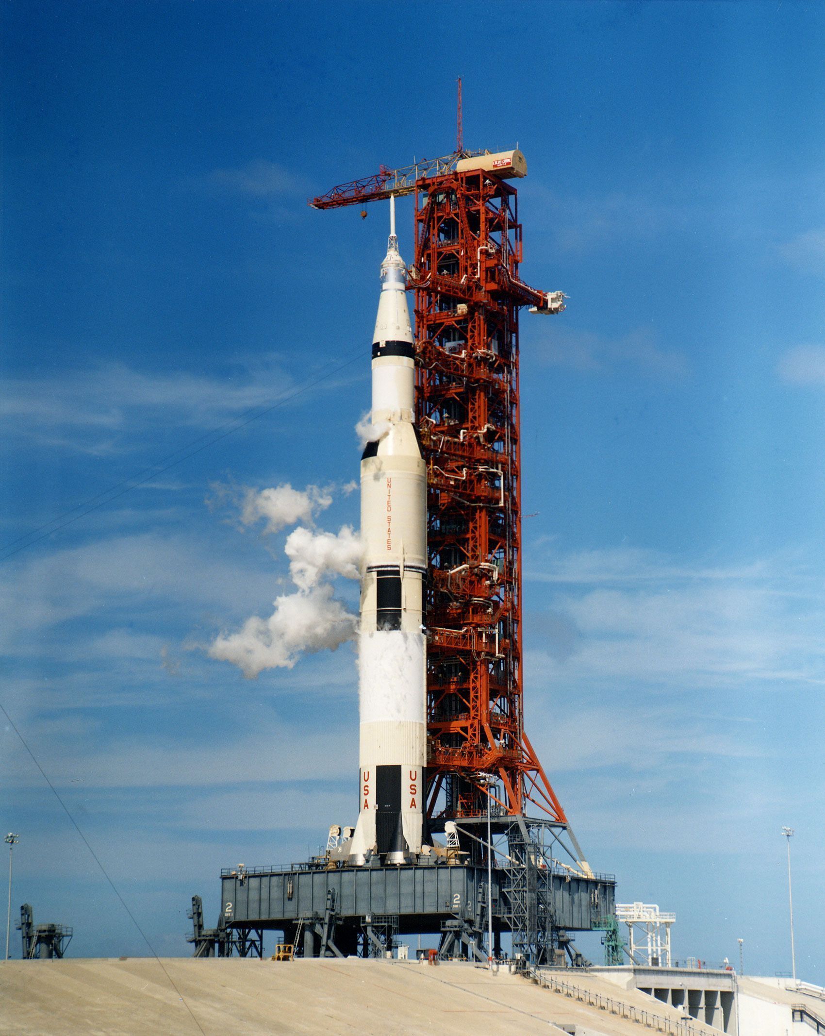 Foguete Saturno V da Apollo 12 libera uma nuvem de oxigênio líquido, um tipo de propelente, em 3 de novembro de 1969, durante um teste de demonstração de contagem regressiva na plataforma de lançamento • Nasa