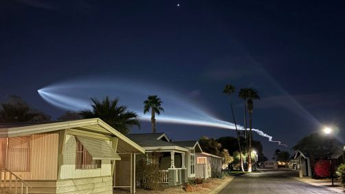 Marcas de partículas vistas na parte direita da imagem são resultado do lançamento do veículo, enquanto o ponto de luz visto na esquerda é o próprio foguete