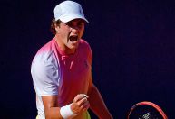 Selfies, autógrafos e abraços: João Fonseca recebe carinho no Rio Open