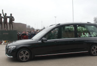Manchester United realiza homenagem a Denis Law antes de funeral; veja