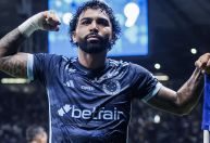 Michel Bastos defende Gabigol de críticas: "Prefiro um mala que jogue bola"