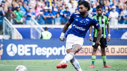 Gabigol cobrando pênalti no Cruzeiro