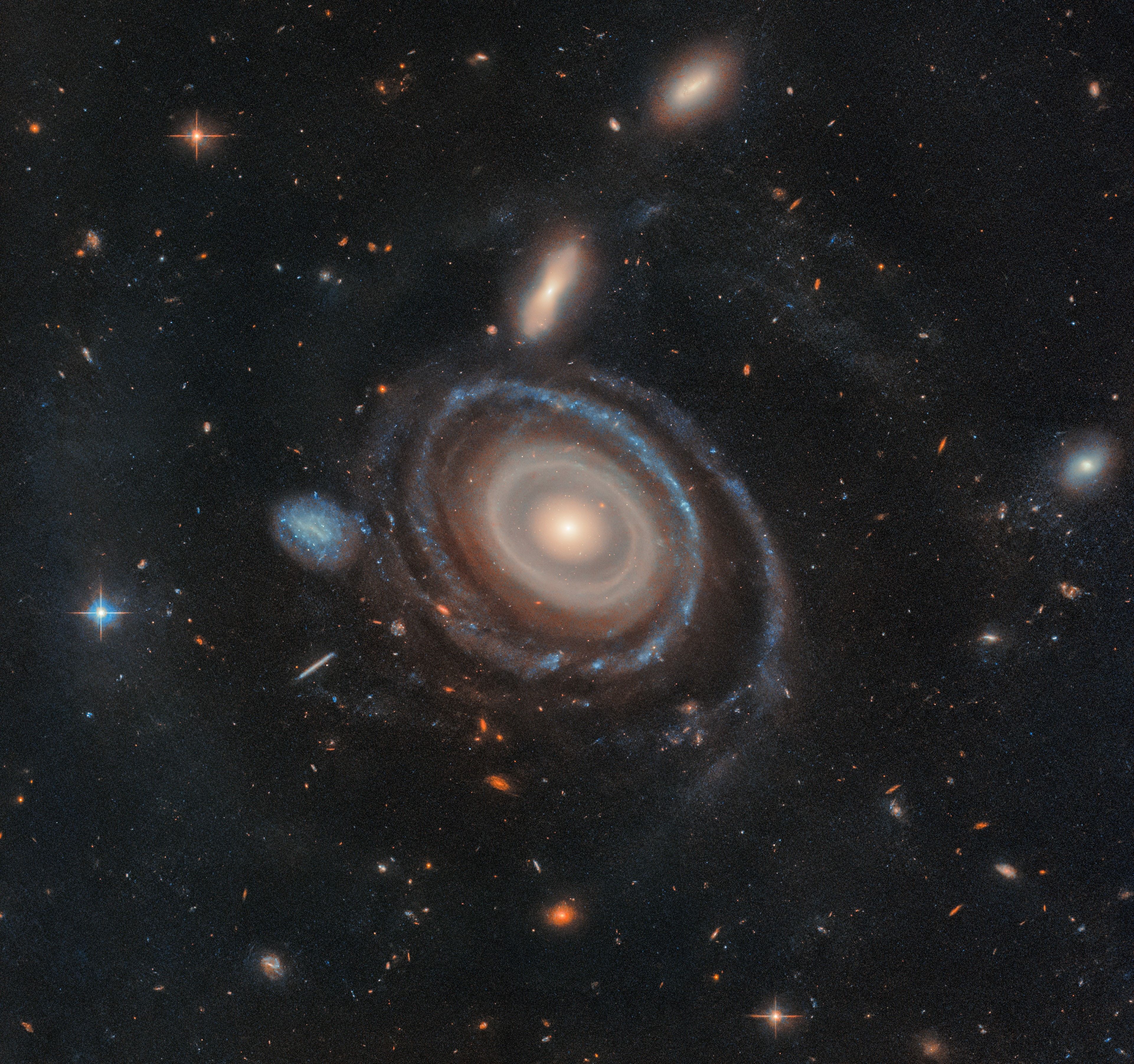LEDA 1313424, apropriadamente apelidada de Bullseye, tem duas vezes e meia o tamanho da nossa Via Láctea e tem nove anéis — seis a mais do que qualquer outra galáxia conhecida • Nasa, ESA, Imad Pasha (Yale), Pieter van Dokkum (Yale)