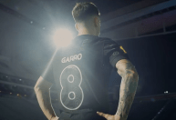 Corinthians oficializa Garro com a camisa 8 em ação com filho de Sócrates