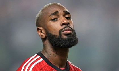 "Traidor": torcida do Flamengo detona Gerson em embarque para o Mundial