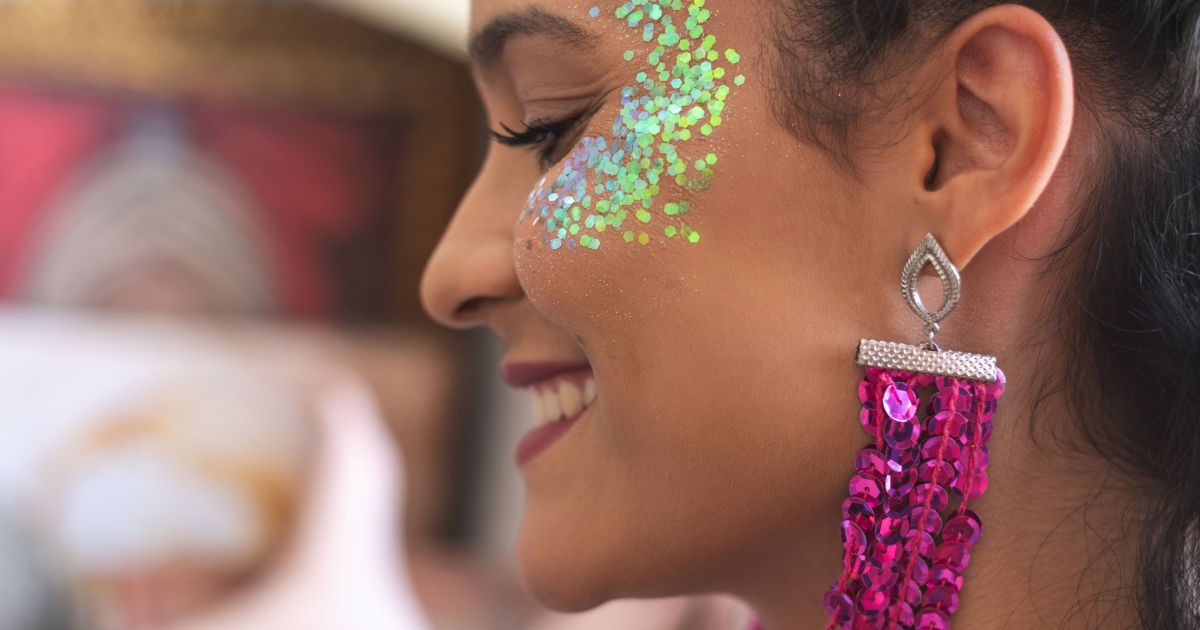 ¿Existe una forma correcta de usar brillantina en Carnaval? Ver cuidados