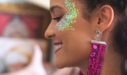 Existe jeito certo de usar glitter pelo corpo no Carnaval? Veja cuidados