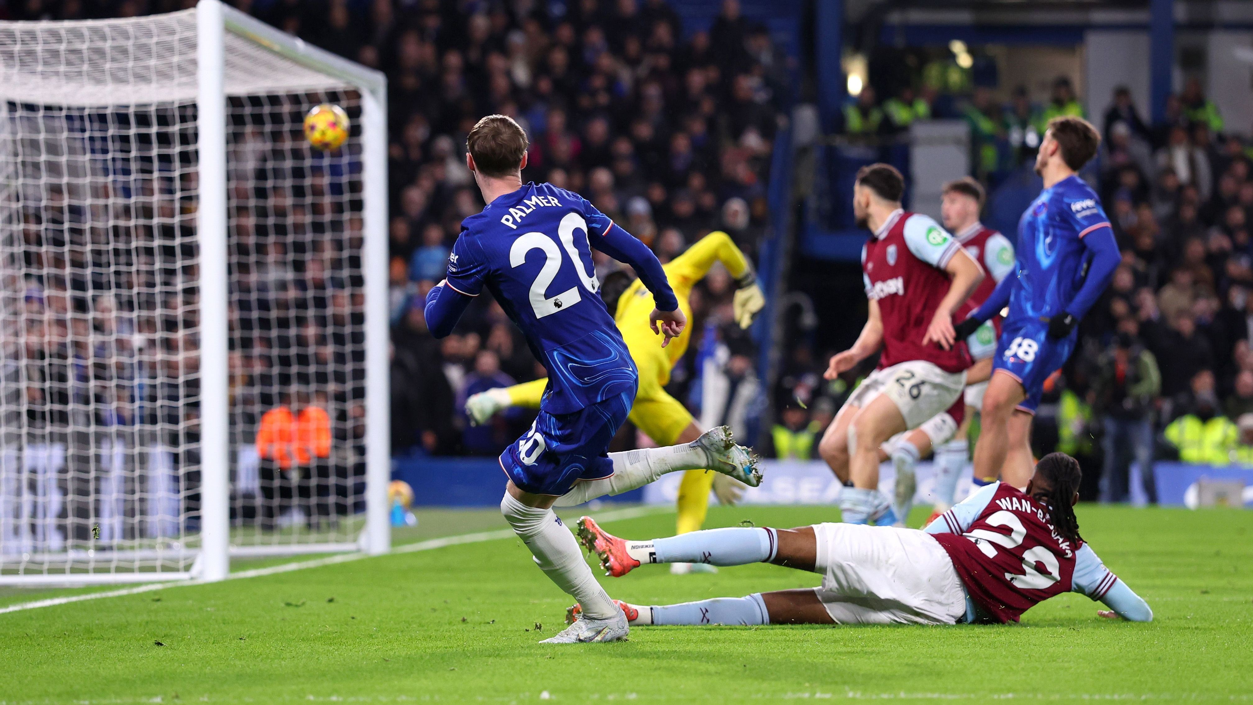 Palmer observa a bola tocar a rede no gol da virada do Chelsea sobre o West Ham
