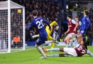 Premier League: Chelsea vira sobre West Ham com gol polêmico e volta ao G4