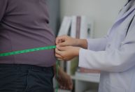 Gordura abdominal está relacionada a maior risco de hipertensão; entenda