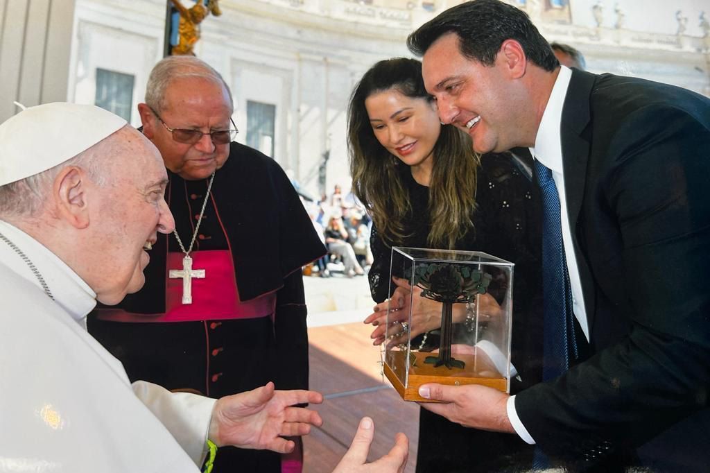 Ratinho Jr. e o papa Francisco • Divulgação/Vatican Media