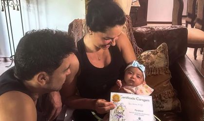 Filha de Zezé e Graciele toma primeira vacina; veja registro