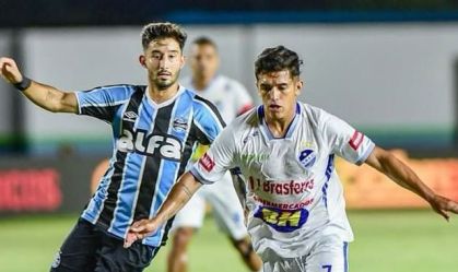 Nos pênaltis, Grêmio vence São Raimundo e se classifica na Copa do Brasil