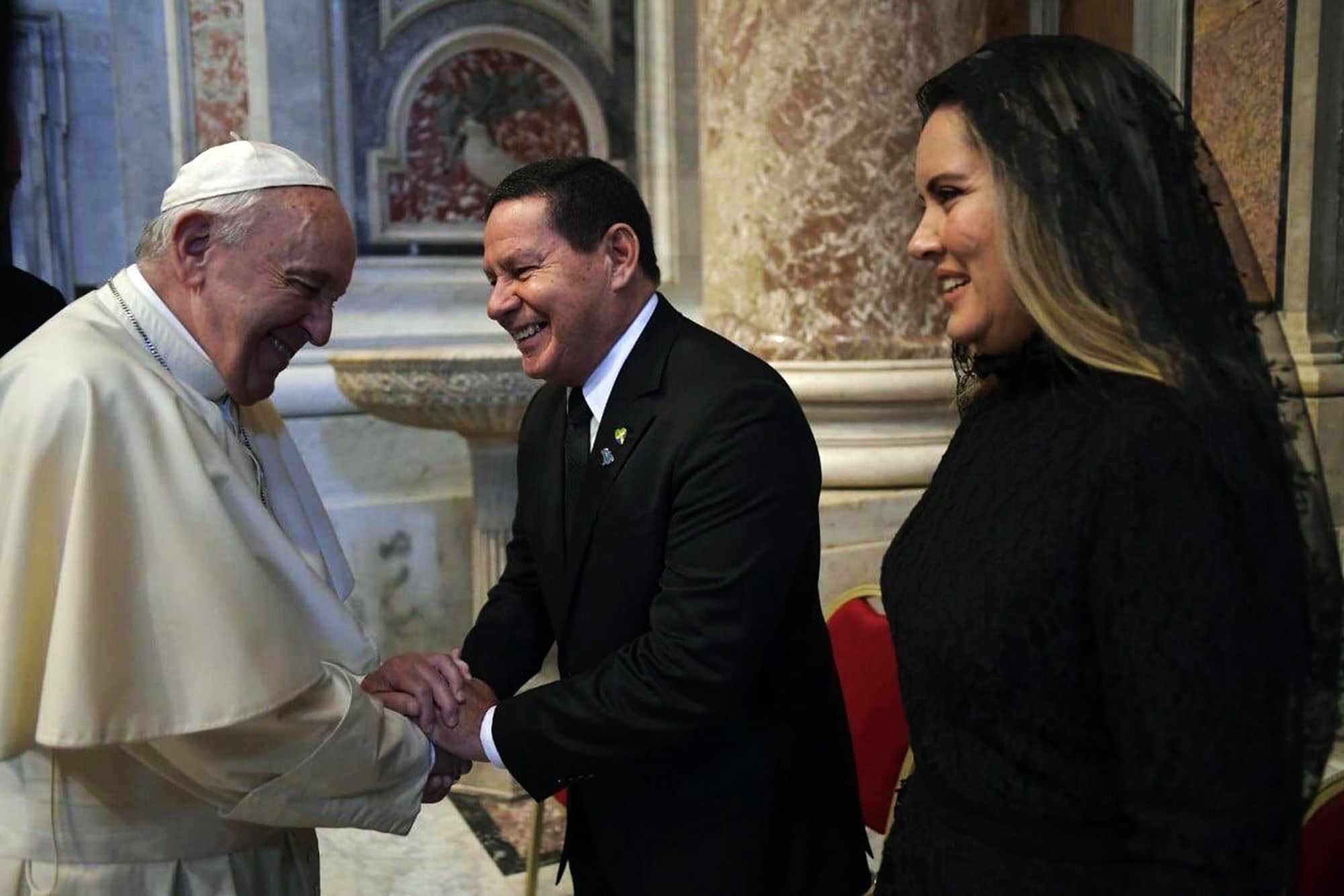 O Papa Francisco cumprimenta o então vice-presidente general Hamilton Mourão e sua esposa, Paula Mourão, no Vaticano • Reprodução/X