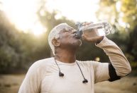 Hidratação é fundamental para se proteger do calor extremo; veja dicas