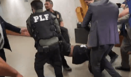 homem invade câmara