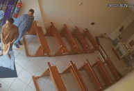 Vídeo: homem é flagrado furtando dízimo de igreja e acaba preso