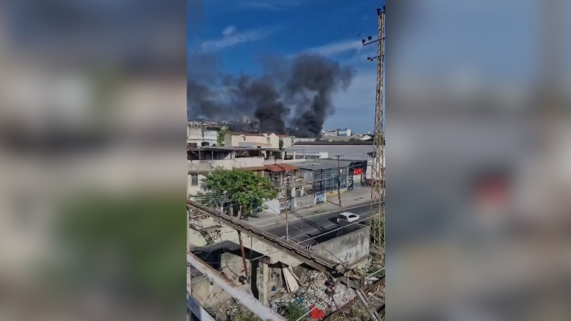 Incêndio em confecção deixa pessoas presas no imóvel em Ramos no RJ