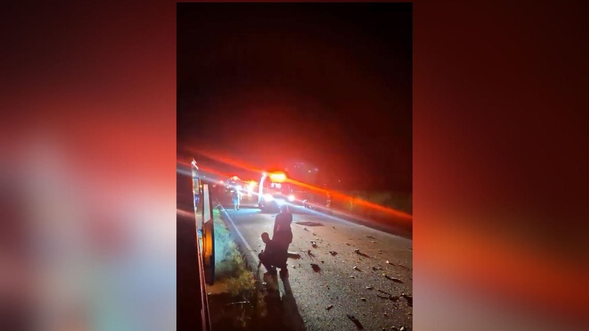 Ônibus que foi atingido por caminhão em rodovia no interior de SP