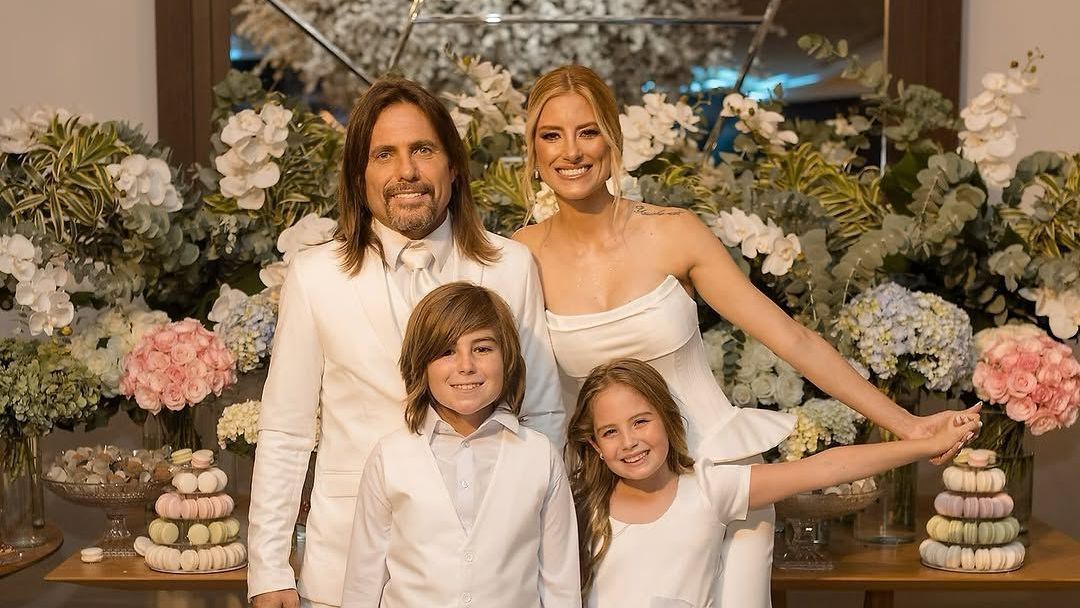 Filhos do casal, Davi e Helena, também apareceram nas fotos, vestindo a mesma cor que os pais