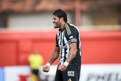 Hulk comemora seu gol no duelo entre Villa Nova e Atlético-MG