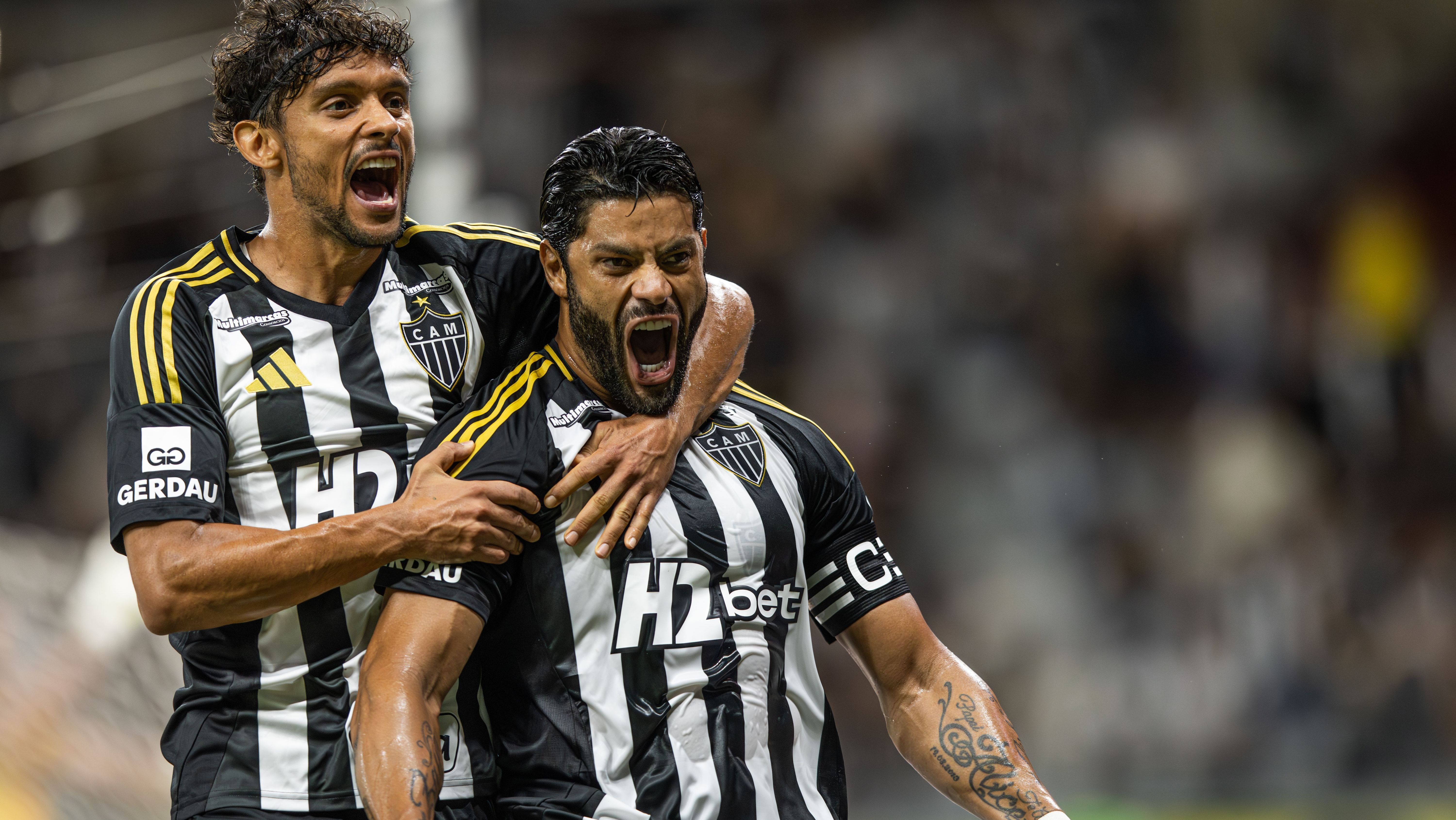Hulk e Scarpa comemoram gol do Atlético-MG sobre o Itabirito pelo Mineiro