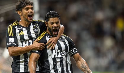 Hulk e Scarpa comemoram gol do Atlético-MG sobre o Itabirito pelo Mineiro