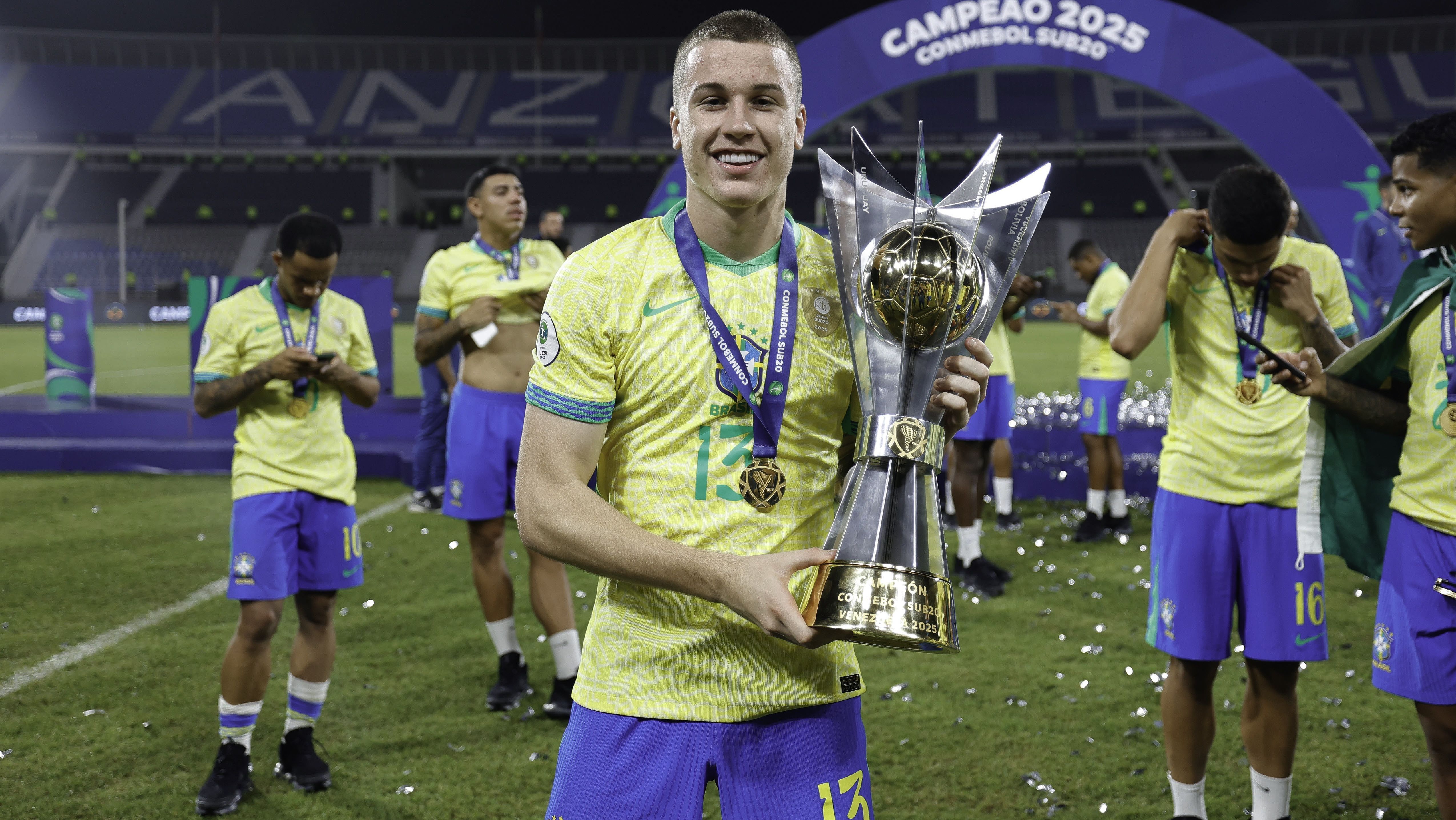 Igor Serrote com o troféu do Sul-Americano Sub-20