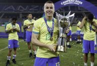 Lateral da Seleção Sub-20 e jornal argentino trocam farpas; entenda